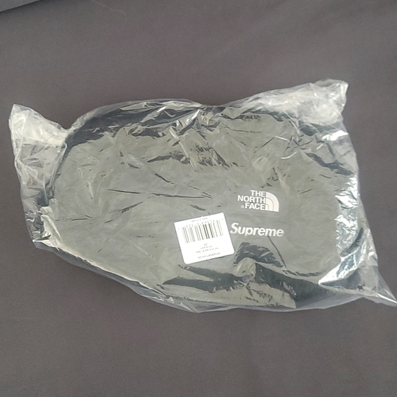 Supreme x The North Face faux fur waist bag - Picture 2 of 5